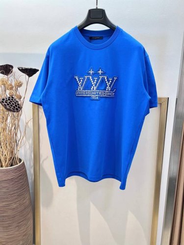 Size 46 48 50 52 天蓝 深藏蓝两色 男女同款 197524135640002 1V路易家2025Fw 烫钻徽章刺绣重磅纯棉 半袖T恤 后背新款品