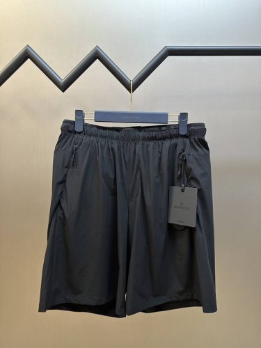Moncler 蒙口弹力尼龙短裤 融合锦纶与氨纶科学配比织造 形成独特的经纬双向弹力性能面料 氨纶提供高达40%横向弹性 锦纶则增强纵向延展力 双向拉伸可达14