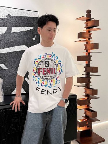 Qian Fendi 25Ss夏季新款手绘短袖T恤！专柜同步，每一件都是纯手工画制而成.独特的Logo 个性艺术系列全网独家首发 百搭款细节处理完美240克纯棉
