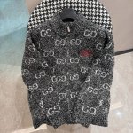 Guccl古驰 Gg提花羊羔毛拉链针织开衫 24秋冬渠道限定新款 经典圆领常规版型 满身撞Gg提花 表面肌里感很强视觉享受 饱满的色调 高级感拉满 万能搭配王