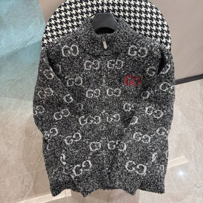 Guccl古驰 Gg提花羊羔毛拉链针织开衫 24秋冬渠道限定新款 经典圆领常规版型 满身撞Gg提花 表面肌里感很强视觉享受 饱满的色调 高级感拉满 万能搭配王