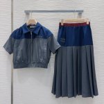 Miu Mi* 2025Ss新款套装 没有理由可以拒绝它。可A可飒的风格，日常通勤穿什么的都是很Ok的，不挑场合的。设计独特 层次感更加丰富，满满小细节太加分了