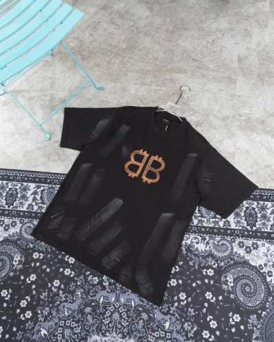 款M45 巴黎世家短袖 巴黎世家Balenciaga 23Ss双B手绘泥巴做旧印花短袖 面料采用260G巴黎专用双纱*高克重十字双纱罗纹 成衣前后幅采用手绘印花