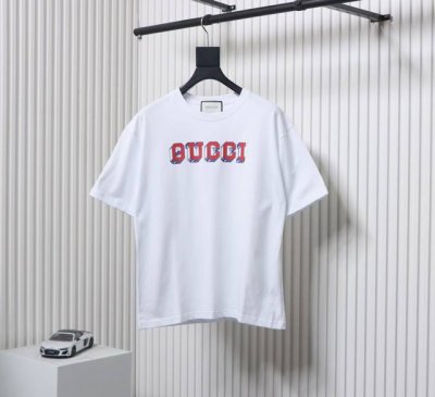 Gucci古驰Guc 24Ss 立体字母短袖T恤 面料采用定制240G 26支特滑双股精棉平纹高密无尘全棉布料。前幅高密度加厚，走线平整，代工品质，全套定制辅料
