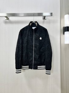 Moncler 蒙口 2025Fw早春新品 满印夹克外套 定制棉质面料打造 满身字母标识植绒花纹 全幅丝绒立体效果图案 中性剪裁版型 胸前撞色标识徽章 下摆衣袖