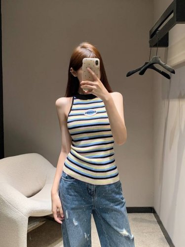 chane* 25Ss春夏新品 中古风条纹挂脖背心丨独家高版出品！彩虹条纹配色真的好少女 立体章仔Logo设计低调奢华。万能百搭神器 内搭版型超显瘦！休闲时髦又