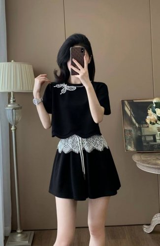 夏季钉珠T恤蕾丝短裤套装 面料 棉 涤纶.氨纶 88.34.60.39 小码数据 依次是胸围 衣长 腰围 裤长 11503 码数 S~Xxl 每大一个码数 胸围