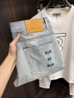 Burberry 独家专供新款巴宝莉潮男时尚休闲牛仔裤，高端欧版原单裤子，潮流时尚休闲裤子 透气舒适度高，细节无可挑剔，品牌元素设计理念，体现高品质。呈现休闲裁