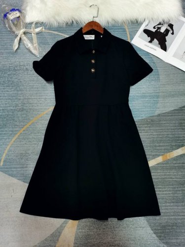 独家首发Dior 原单品质白富美小礼裙秋冬必入 财阀千金黑天鹅连衣裙。立体剪裁波浪裙摆灵动迷人。优雅气质小圆领经典小黑裙髦精必备单品解锁所有穿搭！版型百搭不挑人