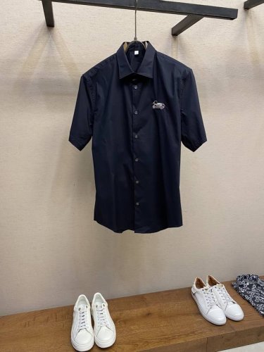 bbr、Bur净色刺绣鸭子新品男士高端时装款高支棉面料Logo刺绣男士小尖领商务休闲长袖衬衫 设计符合巴*莉美学设计，胸前刺绣大Logo打造，辨识度非常鲜明，属