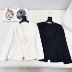 独家款～ Vltn 25Ss 春夏最新款立体手工大花朵装饰西装外套精致女人味穿搭 V领+立体收腰版型裁剪 很绝的优雅高级气质 手工力图大花朵装饰 时髦精致感有了