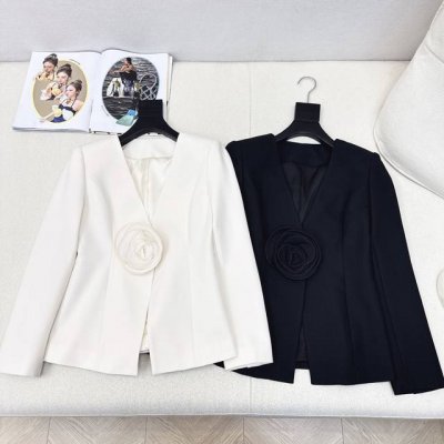 独家款～ Vltn 25Ss 春夏最新款立体手工大花朵装饰西装外套精致女人味穿搭 V领+立体收腰版型裁剪 很绝的优雅高级气质 手工力图大花朵装饰 时髦精致感有了