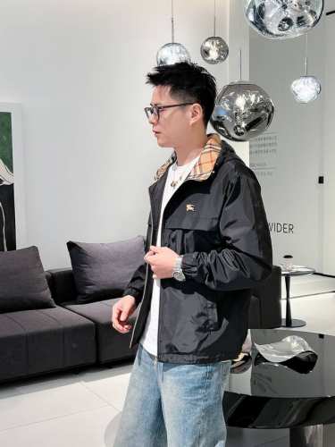 巴宝莉 高品质2025春季新款夹克外套，秀场新品品相非常完美，记忆面料舒适保暖，三标齐全，色泽饱满诱人，非常出彩的设计，轻松将时髦感进阶，做工极为考究严谨，走线
