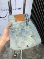 。 P270。Lv。2025春夏高级时装感，超柔牛仔面料 , 浅色洗水牛仔裤。 面料很特殊，超细精仿棉纱混纺，超柔舒适感。 具备牛仔随性感 ,休闲感 ,6亦有轻