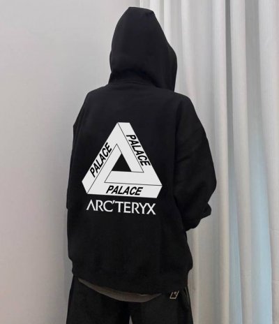 Arc‘Teryx 始祖鸟 X palace联名系列春季连帽卫衣 高品质，做细节 甄选新疆华棉面料 手感软糯细腻 上身充满质感 非常轻便舒适运动宽松版型不紧身