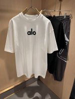 Alo2025春夏全新系列单品上线，非常时髦前卫的一款男女同款短袖T恤，标识Logo图案印花修饰！区别于以往的不同，宣示品牌传承多年的设计理念！其吸睛度完全不亚