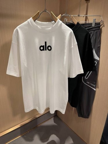 Alo2025春夏全新系列单品上线，非常时髦前卫的一款男女同款短袖T恤，标识Logo图案印花修饰！区别于以往的不同，宣示品牌传承多年的设计理念！其吸睛度完全不亚