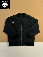 p210 Descente迪桑特 极简百搭春秋飞行员外套宽松情侣款夹克 男女同款 这件夹克是情侣间的时尚默契之选，男女同款宽松版型，不挑身材，轻松适配各种身形。