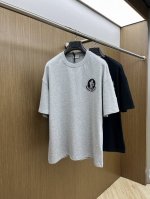 Mon Ss夏装新品 专柜在售 最新系列图案Logo短袖T恤 必须人手一件的节奏！ 进口顶极精梳棉面料，极为亲肤舒适 摸上去非常的细腻，质感很好，完美体现立体感