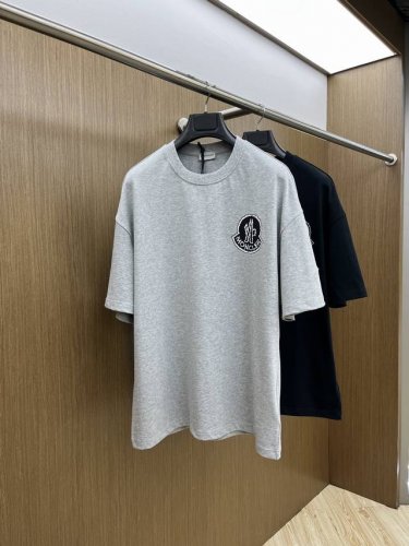 Mon Ss夏装新品 专柜在售 最新系列图案Logo短袖T恤 必须人手一件的节奏！ 进口顶极精梳棉面料，极为亲肤舒适 摸上去非常的细腻，质感很好，完美体现立体感
