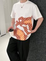 lv 25 Ss春夏新款棉质圆领短袖T恤 胸前刺绣Logo+完美印花 后背皮牌标识+完美印花 顶级纯棉面料定制 标准版型 男女同款 码数：S M L Xl Xx