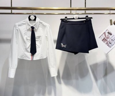 上新 独家高定套装首发 25Ss Thom Brown*独家爆款经典学院风衬衣裙裤三件套装 Yb开发定制高端面料和天然贝壳扣子 衬衫纯棉面料舒适透气 正肩加立裁