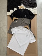 on昂跑 基础硅胶Logo高弹冰丝速干短袖T恤 精选高弹速干面料 触感丝滑细腻 兼具透气性与快干特性 让肌肤时刻保持清爽 告别闷热不适 面料富有弹性 贴合身形但