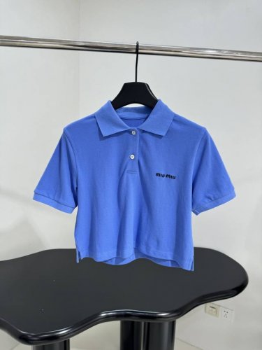 新品针织珠地棉Polo衫 蓝色珠地棉面料 胸口饰有撞色品牌标识刺绣徽标 经典Polo版型 翻领设计 罗纹下摆和袖口 推荐入手 蓝色 L