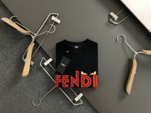 Fendi 芬迪 25Ss夏季新款圆领短袖T恤！270克重磅高端纯棉面料，手感质感都极完美！修身裁剪设计干净利落！时尚又好看！走线做工非常精致！版型效果超赞！而