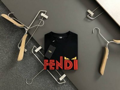 Fendi 芬迪 25Ss夏季新款圆领短袖T恤！270克重磅高端纯棉面料，手感质感都极完美！修身裁剪设计干净利落！时尚又好看！走线做工非常精致！版型效果超赞！而