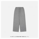 alo 24Fw Alo小标抖抖长裤-浅灰色 灵感源自八十年代复古，采用定制面料制作而成，官方同款，面料经过同缸染色工艺处理，手感舒适柔软，吊牌，领标，水洗麦，