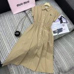 强烈推荐 25年早春夏系列 Miu*新款翻领短袖衬衫连衣裙 松紧腰设计 刺绣字母点缀