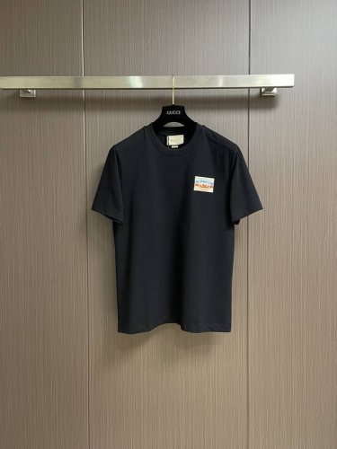 gucci 2025Fw刺绣Logo仔章短袖T恤 采用对色定染纯棉质面料 32S双纱纯棉面料 G 棉质面料是一种优质的针织棉面料 其织物组织为双股纱 因此具有更