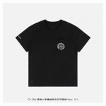 本地自取：210 chrome Hearts/克罗心 25Ss 竖排十字卷轴梵文印花短袖 面料采用190克重精梳棉，定制32支1*1螺纹，成衣两遍水洗处理，面料