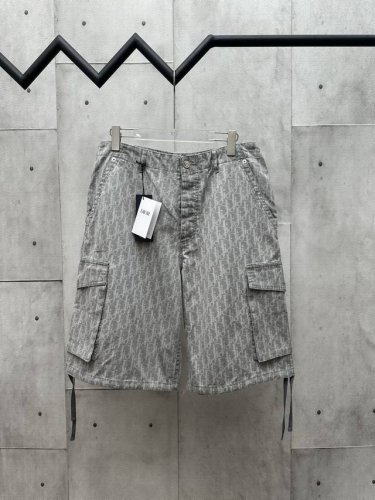 dior 迪奥 25Ss满印提花短裤 面料字母采用拔印工艺，是将原本纱线的颜色拔成白灰色，非市面上所谓的印花或者提花面料，面料质感有厚感便硬挺，非市面软啪啪的轻