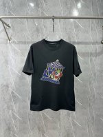 驴家 2025春夏新款首发专柜最新款短袖圆领T恤 高端订制 设计前卫时尚！品牌Logo重工艺设计 高端定制面料.手感柔软.穿着舒适.专柜级别精致车线.做工精细.