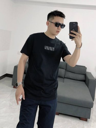 fendi 芬迪2025春夏新款Ff徽标图案休闲重工刺绣短袖T恤 本款短袖圆领T恤。桑蚕丝+纯棉材质高级感十足，胸部绣有灰色和黑色Ff Labyrinth图案刺