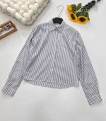 acne Studios新款短款条纹衬衫来袭。经典条纹元素，勾勒随性格调，蓝白配色清爽又高级。背后 “Acne Studios Stockholm 1996”