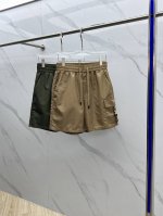 prada*普拉达 2025Ss夏季经典珐琅三角多功能大口袋侧插袋轻薄速干尼龙抽绳男士短裤外搭 该裤装取材于进口100%梭织尼龙，材质透气吸湿排汗，久穿也不易起