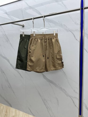 prada*普拉达 2025Ss夏季经典珐琅三角多功能大口袋侧插袋轻薄速干尼龙抽绳男士短裤外搭 该裤装取材于进口100%梭织尼龙，材质透气吸湿排汗，久穿也不易起