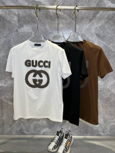 gucci古奇 2025春夏最新款时尚圆领短袖T恤，丝光棉面料，上身凉爽，贴肤舒适，吸汗透气，耐看又好穿，Logo徽章定位印花，原厂工艺一丝不苟，型男必备单品