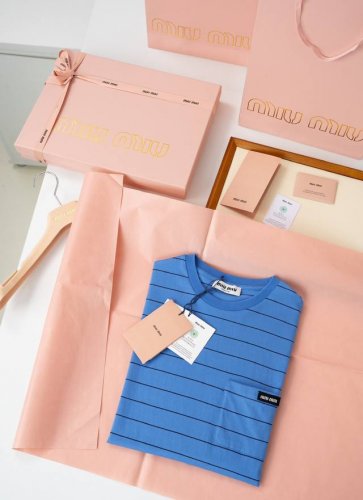 25Ss新品 Mi Umiu平纹针织T恤 -角色条纹元素是时尚界永恒经典，跨越时光的隧道，在潮流更迭中始终屹立不倒。具有复古气息，又能演绎出独特的魅力常规正肩圆