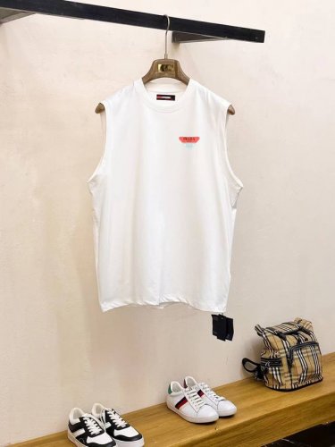 直 品牌 prada普拉达 2025夏季新品背心T袖 经典简约款式 任何人都可以轻松驾驶 进口定制丝光棉面料 手软舒适有型 吸汗透气 ，胸前经典品牌字母Logo