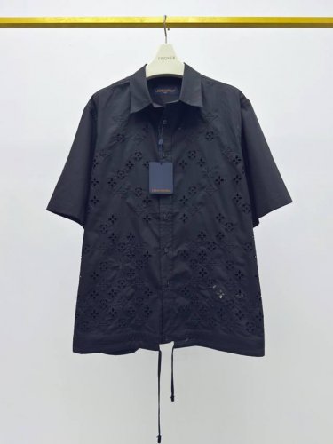 lv-Z， ,L*Uis Vuitton 25Ss春夏新品 镂空短袖衬衫 棉质面料 刺绣镂空工艺 Logo扭扣开合门襟 后龟背有方形白色贴布绣 宽松版型 男女同