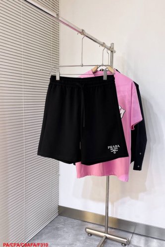 f310 Pa普拉达 2025夏季新款男士休闲短裤，高级定制面料透气面料 透气弹力舒适度极高，细节无可挑剔，顶级辅料配备，原版Logo设计理念，手感细腻柔软！尺