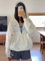 On 昂跑 户外出行新宠！On 昂跑 2025 款防晒冲锋衣 姐妹们，夏天的太阳越来越毒啦，户外出行的防晒装备可得安排上！今天必须给大家安利 On 昂跑今年推出