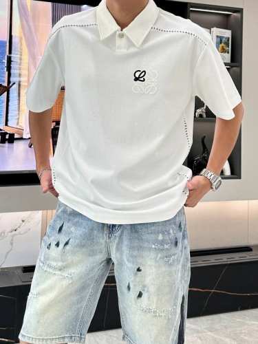 Loewe 2025春夏新品polo衫，尽显低调奢华。经典白色沉稳大气，质感上乘的面料带来舒适穿着体验。精致的品牌标识刺绣，巧妙点缀于胸前，彰显独特身份。领口与