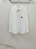Vivienne Westwood西太后 25春夏新品中古风衬衣 胸前口袋经典Logo刺绣 没有什么理由可以拒绝它 可A可乖的风格，版型属于谁都好驾驭的，日常通
