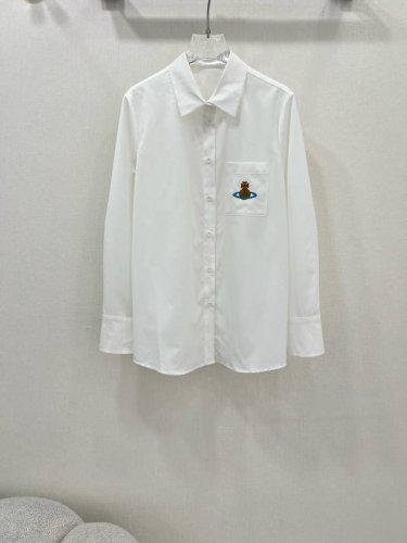 Vivienne Westwood西太后 25春夏新品中古风衬衣 胸前口袋经典Logo刺绣 没有什么理由可以拒绝它 可A可乖的风格，版型属于谁都好驾驭的，日常通