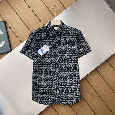 专柜还原顶级复刻版 Burberry 巴宝莉满印短袖衬衫，经典的风格每年都是爆款！做工的细节很到位，从压衬到包边，走线的独特，处处都是细节还原，一比一定制，纽扣